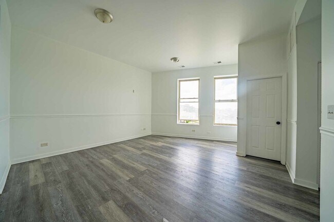 Building Photo - 317 S Homan Ave