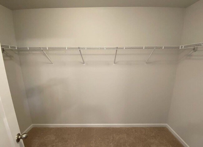 Building Photo - Beautiful 3 Bedroom, 2 1/2 Bathroom Home off Robinhood Rd in Winston!