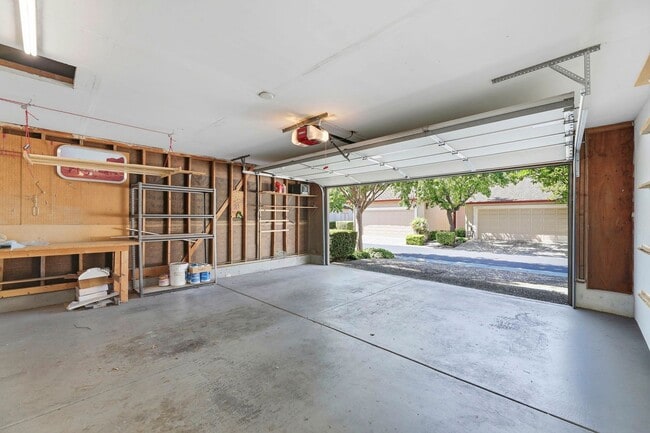 Building Photo - 2 Bedroom Townhome with Private Yard and 2 Car Garage in Santa Clara