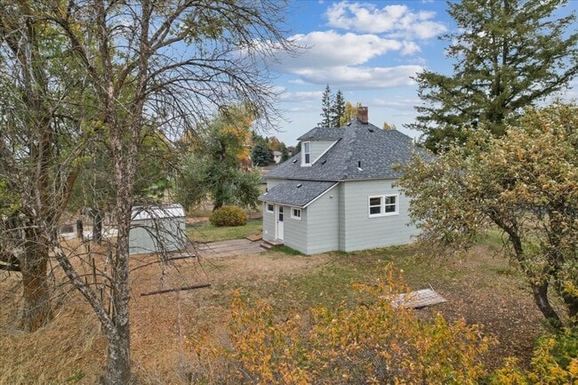 Building Photo - Charming Farmhouse in Fairfield