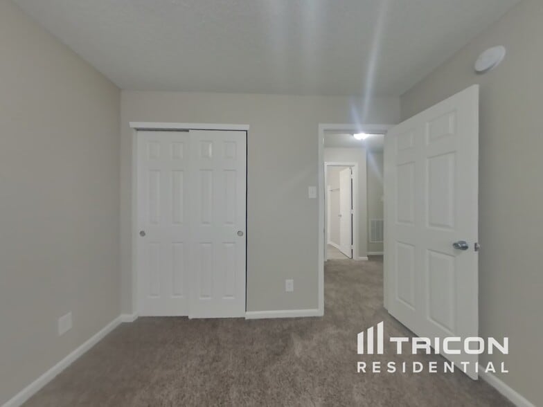 Building Photo - 10990 Clear Spring Dr