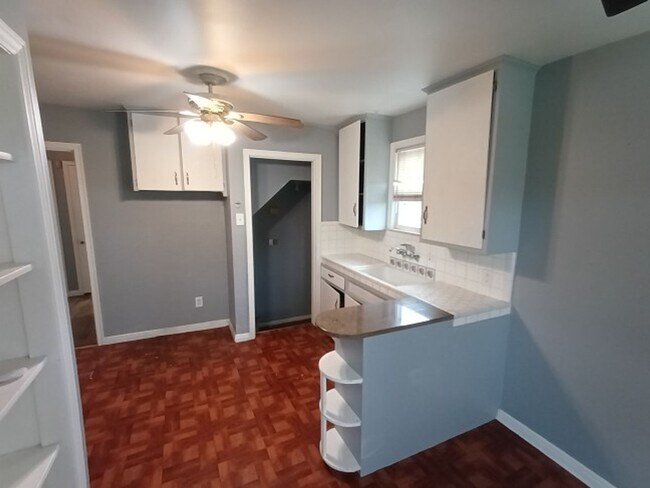 Building Photo - 3 bedroom 1 Bath Bungalow - Now Available!