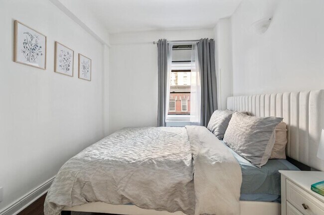 Building Photo - 132 E 45th St