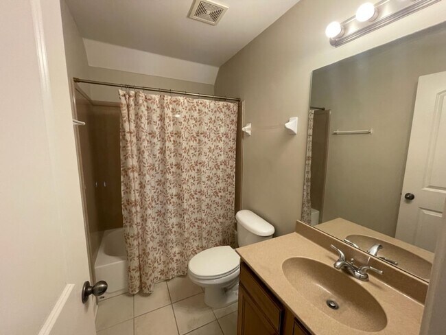 Building Photo - Luxurious home in Collierville with an ing...