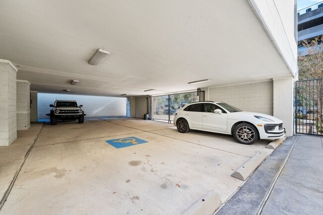 Building Photo - 3302 Lake St