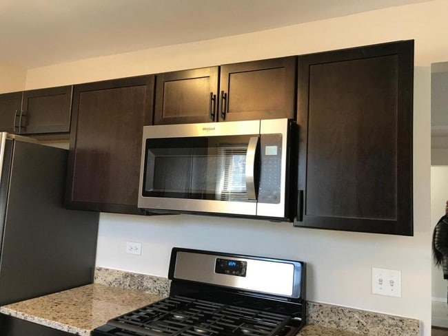 Building Photo - 2372 Crescent Ln S