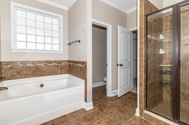 Building Photo - 4025-4025 Stowe Dr