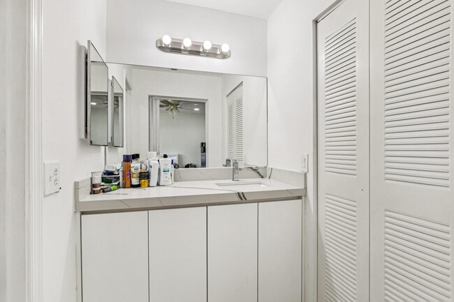 Building Photo - 5843 Woodlands Blvd