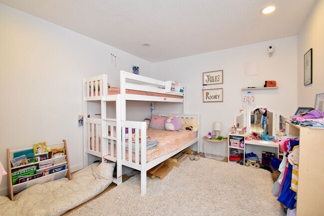 Building Photo - Newly Remodeled 4 Bedroom 2 Bath Home in Salt Lake City!!