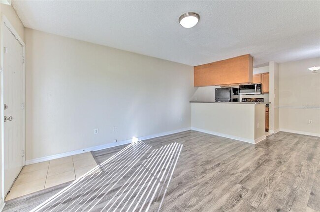 Building Photo - 308 Lake Parsons Green