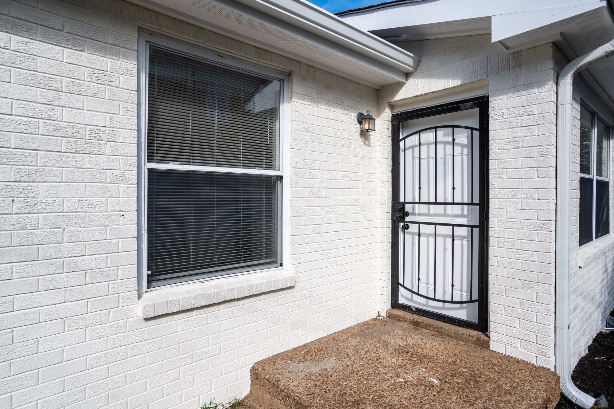 Security Gate Entry - 932 33rd Ave N