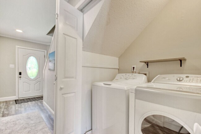 Building Photo - 1563 Elizabeth Rd