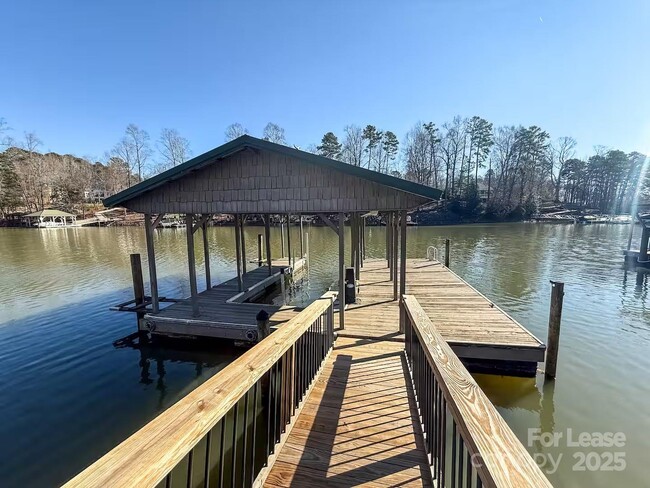 Building Photo - 876 Armstrong Rd