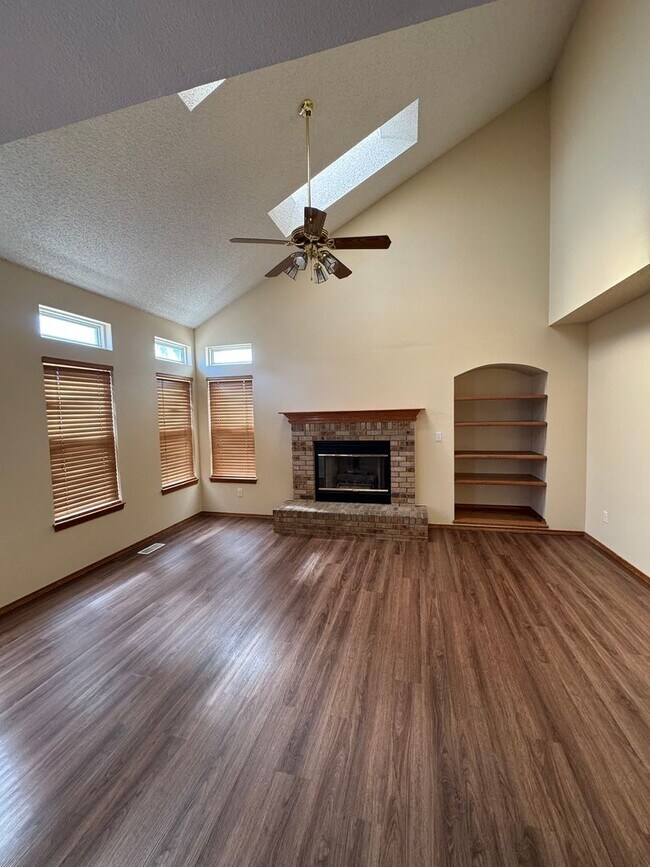 Building Photo - Charming 5 Bed 3 Bath House