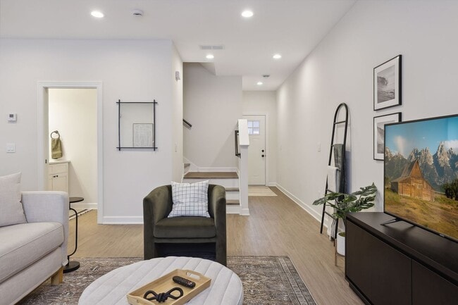Building Photo - Fully Furnished 3 Bedroom Town Home