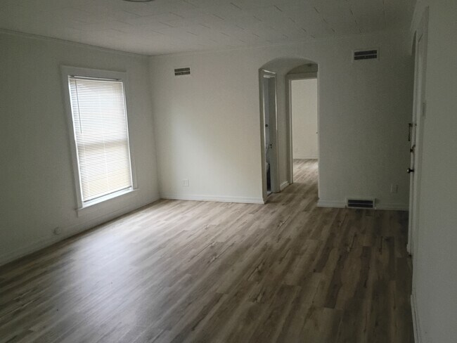 Building Photo - 316 W Saginaw St