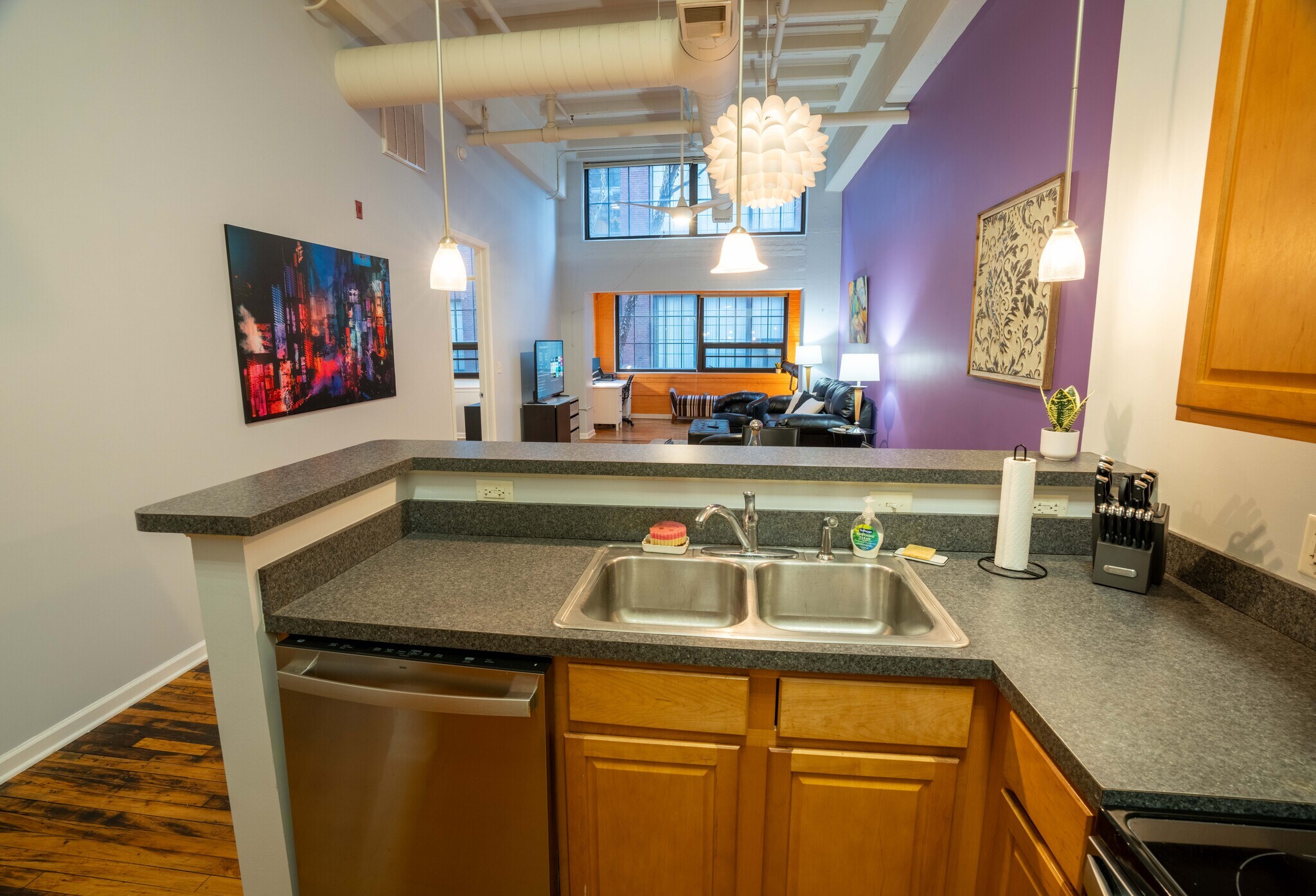 Building Photo - 624 E Walnut St