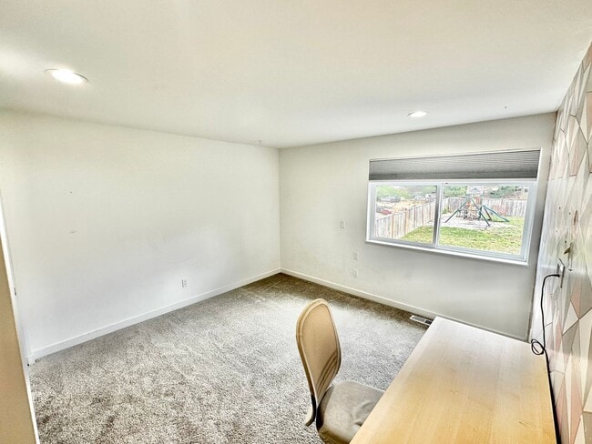 Building Photo - 6 BR / 4 BA – 4,100 SQ FT with Patio, Full...
