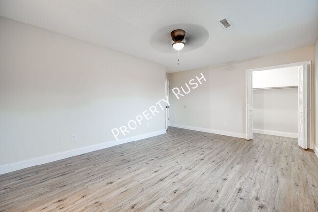 Building Photo - 2323 Green Forest Dr