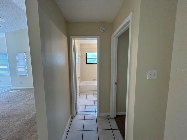 Building Photo - 1431 Tiverton Dr