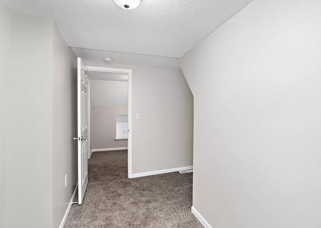 Building Photo - 3 Bedroom With Office And Fenced Yard