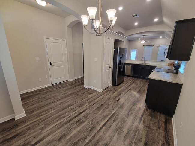 Building Photo - Bryan - 3 bedroom / 2 bath / 2 car garage house with fenced in back yard.