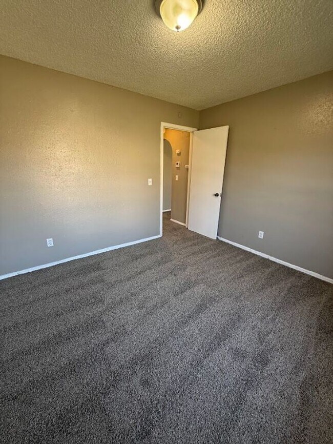 Building Photo - Charming 5 Bedroom House