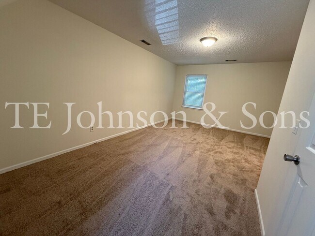 Building Photo - Charming 3-Bedroom Home with Spacious Yard...