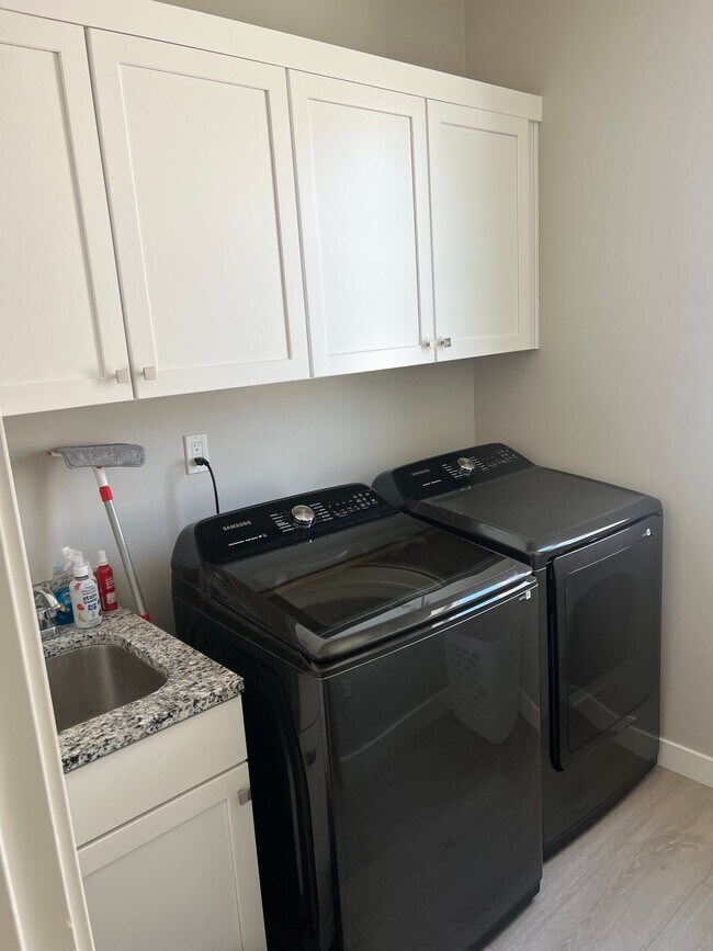 Building Photo - 887 S 370 W