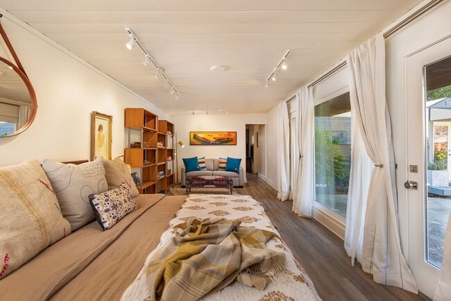 Building Photo - Ojai Funk Zone Hideaway