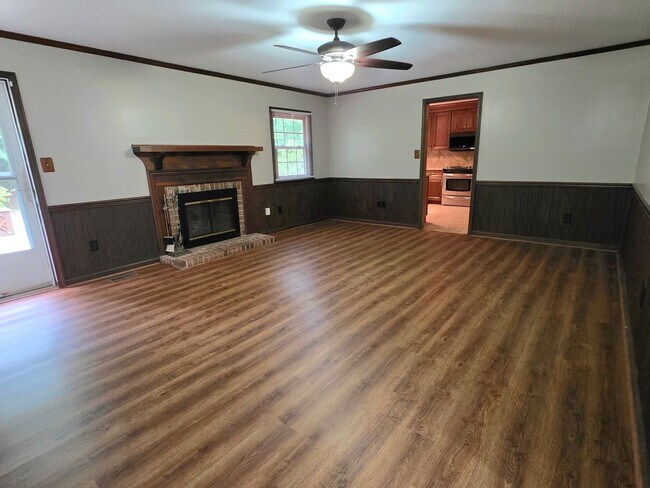 Building Photo - Cute Ranch in Yorktown Ready For New Tenants!