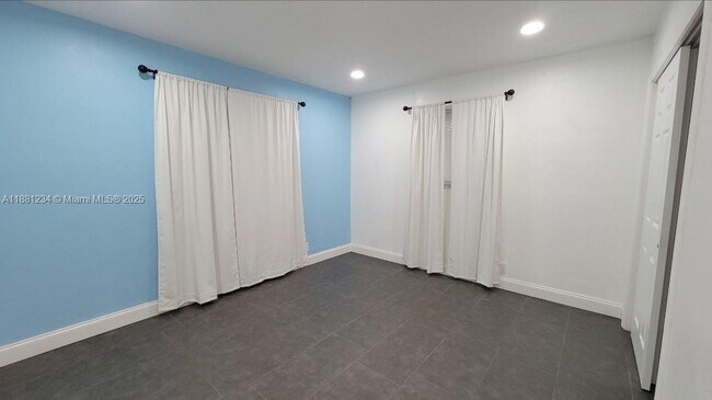 Building Photo - 1020 NW 45th Ct
