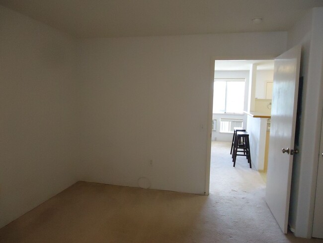 Building Photo - 1 Bedroom, 1 Bath, 1 Covered Parking in Mi...