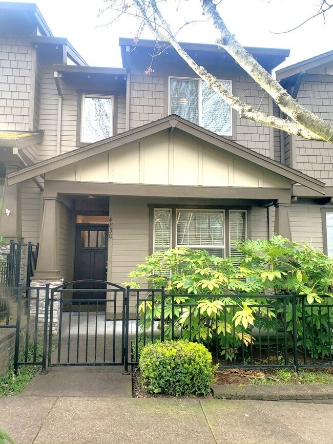 Building Photo - Wonderful Townhouse in Bethany/ NW Portland