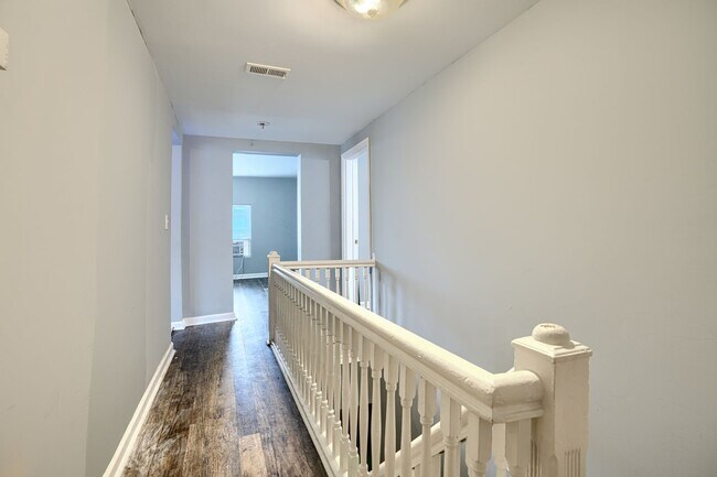 Building Photo - 304 Collins Ave