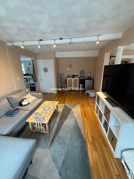 Building Photo - 60 Linwood St