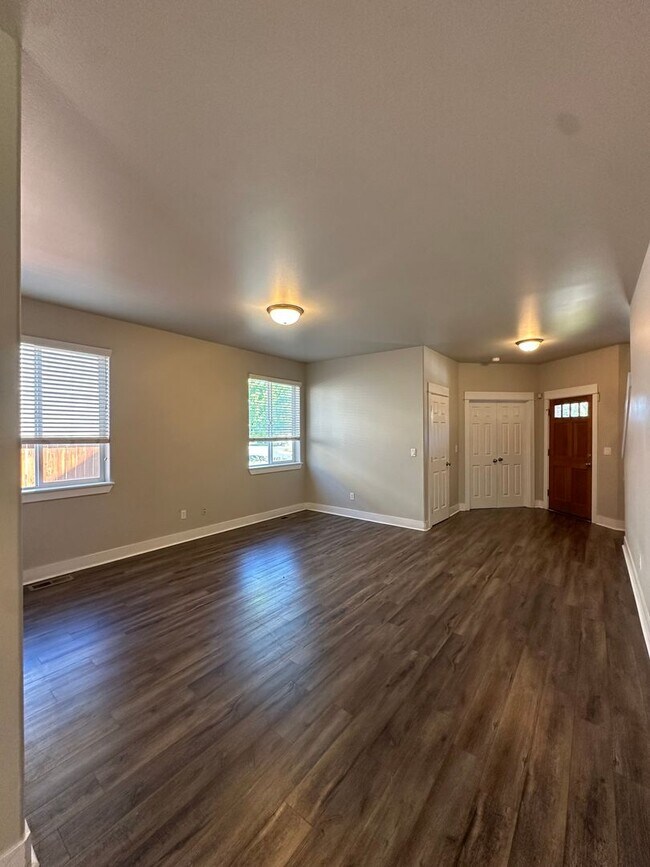 Building Photo - Beautiful home in SE Bend near Jewell Elementary!