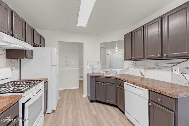 Building Photo - 12 High Pointe Way