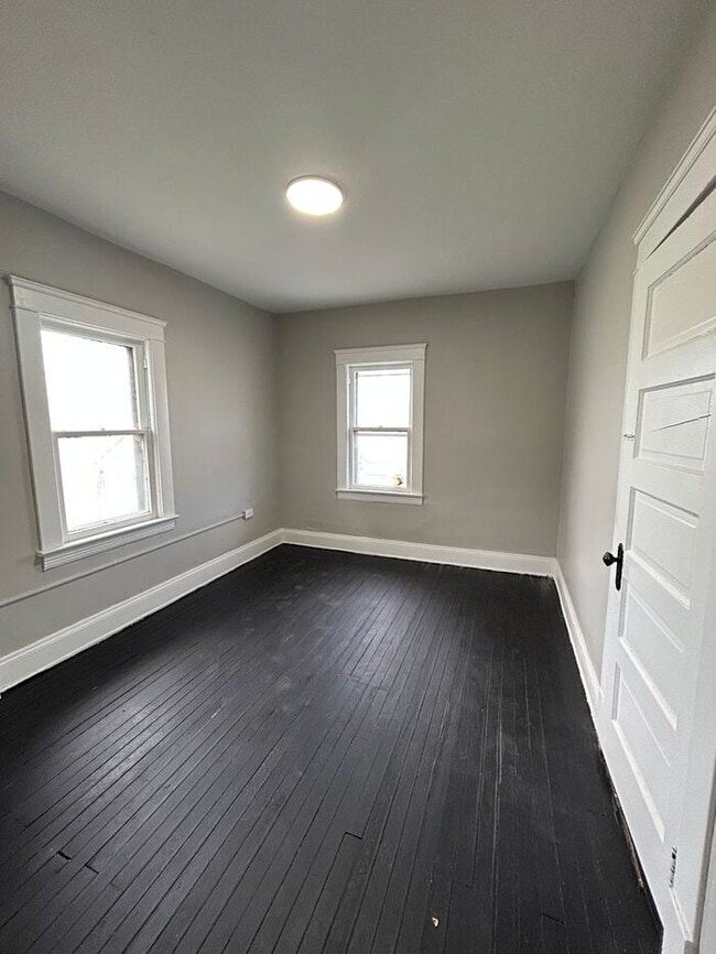 Building Photo - Charming 2-bedroom, 1-bathroom house locat...