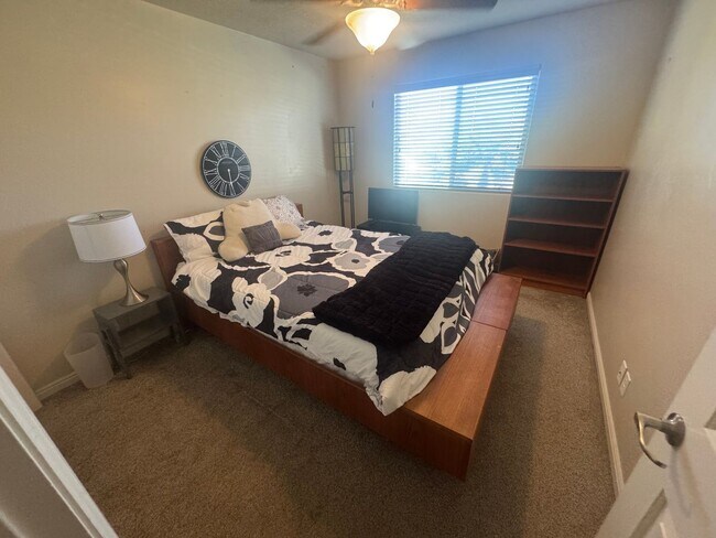 Building Photo - Lightly Furnished 4 Bed Home!