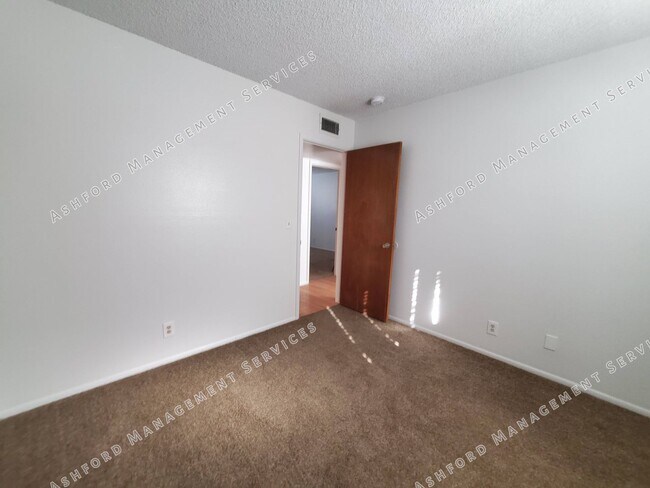 Building Photo - 3 BEDROOM HOME WITH HUGE BACKYARD/GARDEN AREA
