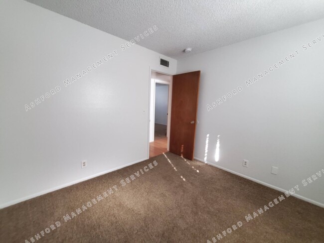 Building Photo - ***MOVE IN SPECIAL*** 3 BEDROOM HOME WITH HUGE BACKYARD/GARDEN AREA*LANDSCAPING INCL