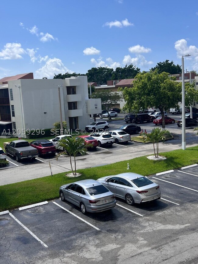 Building Photo - 8870 Fontainebleau Blvd