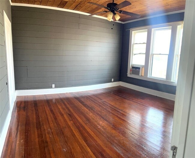 Building Photo - 703 W 11th St