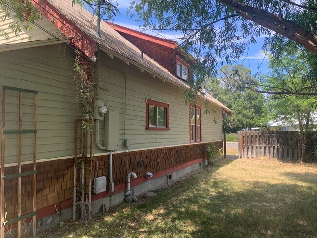 Building Photo - Spacious 3 bedroom home with two separate ...