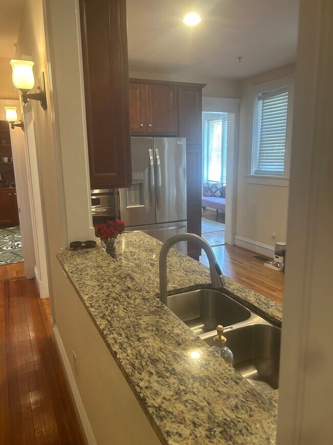 Building Photo - 3005 Monument Ave