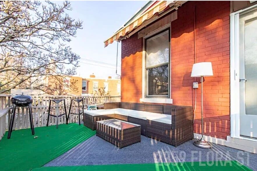 Deck - 2359 Flora St