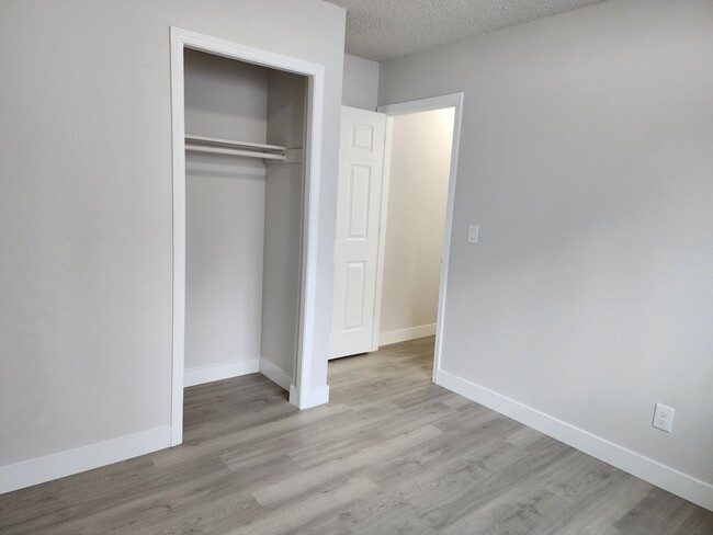 Building Photo - 401 E 8th Ave