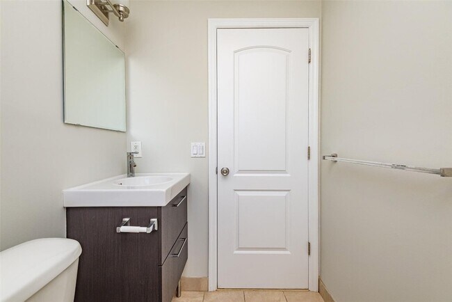 Building Photo - 101 SW 2nd Ave