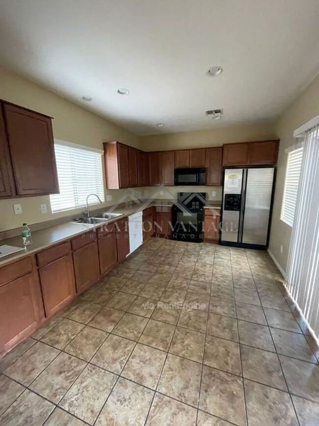 Building Photo - 4685 E Laurel Ave